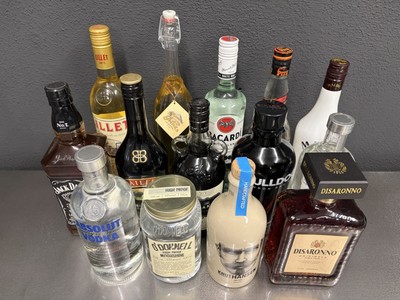 Verschiedene Schnäpse, Whisky, Gin, Vodka, Rum und Liköre