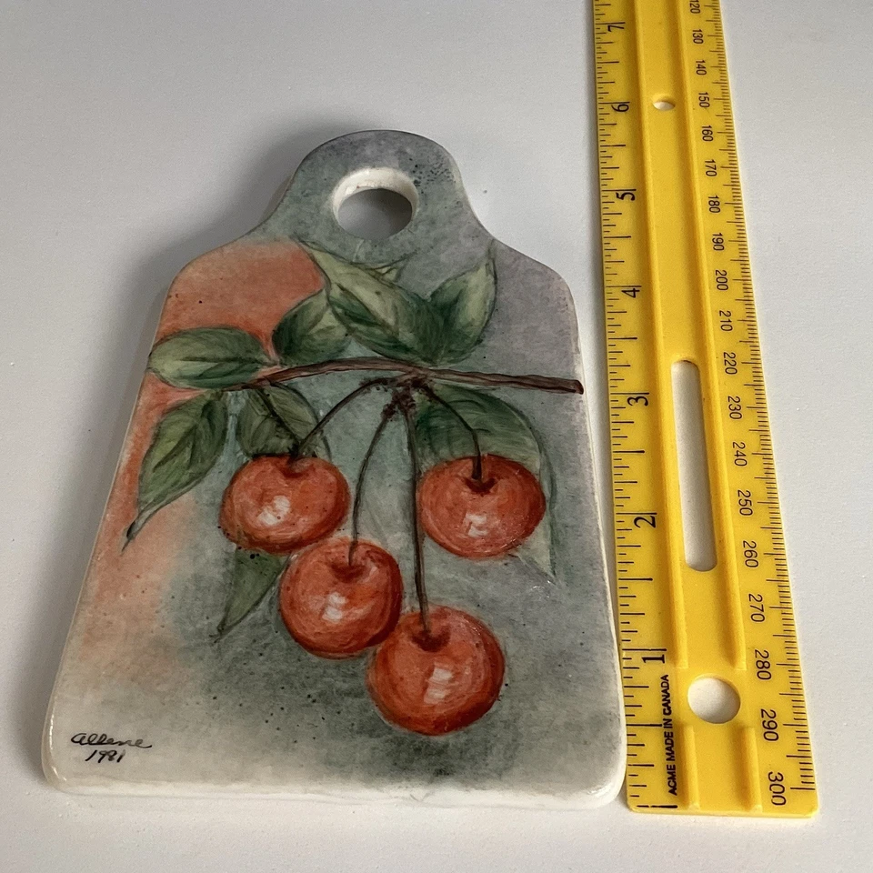Cerezas pintadas a mano sobre rallador/rallador de cerámica Foto 4 de 4