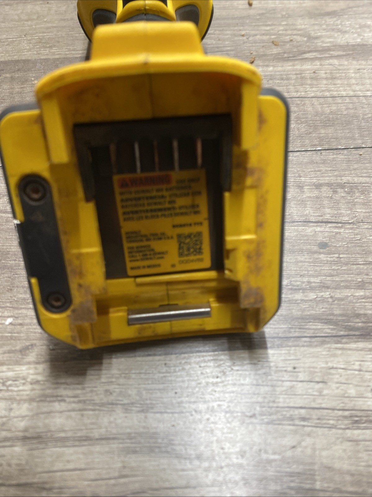 FOR PARTS OR REPAIR - DeWALT DCG418 FLEXVOLT 60V MAX 4-1/2 - 6" Angle Grinder