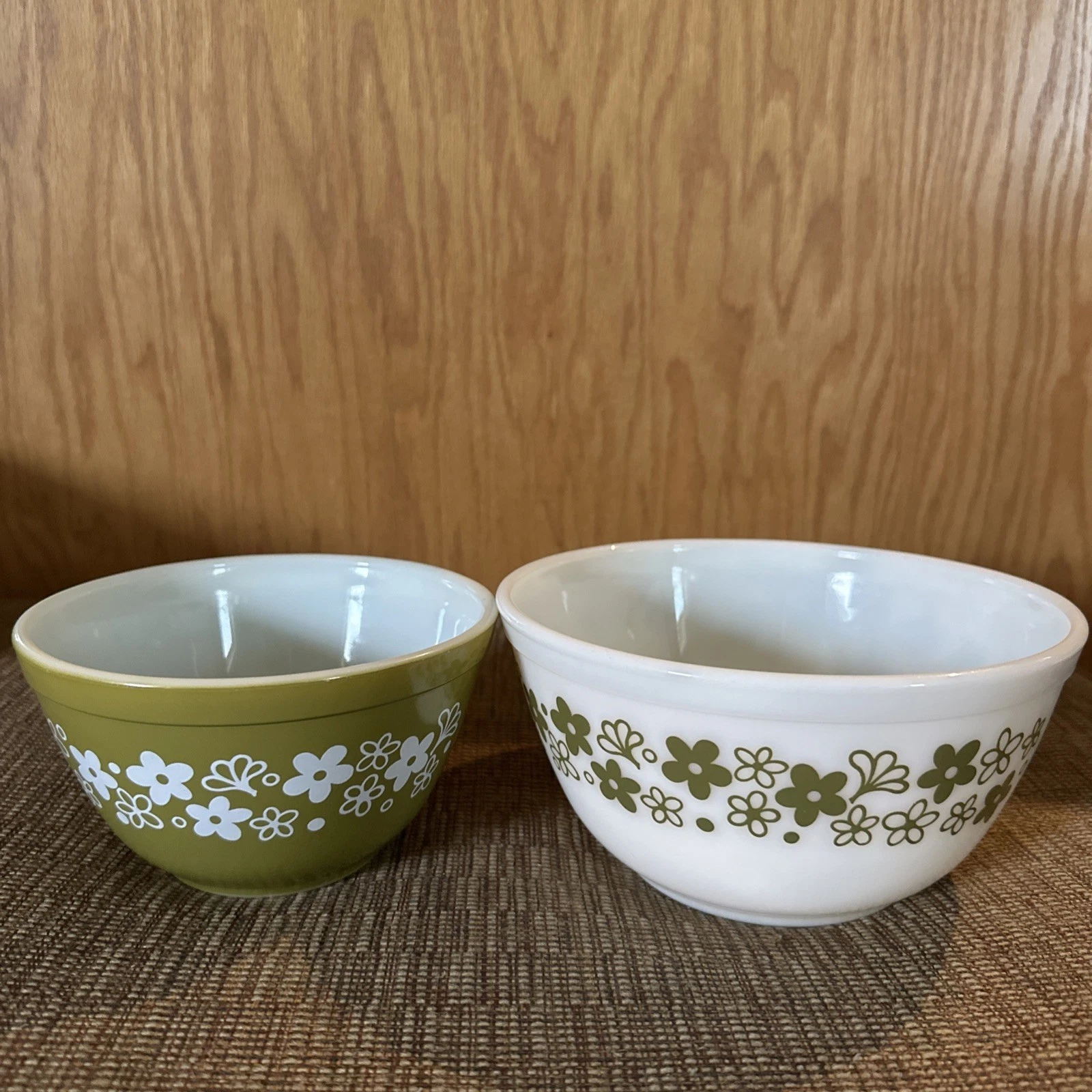 Set Of 2 PYREX Nesting bowls - Crazy daisy #401 #402