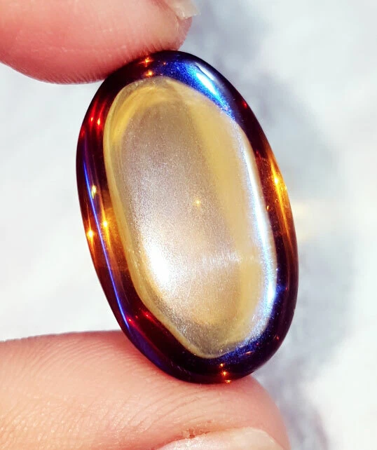 Gema suelta de ópalo sintético negro y dorado australiano 24,25 quilates certificada Foto 2 de 4