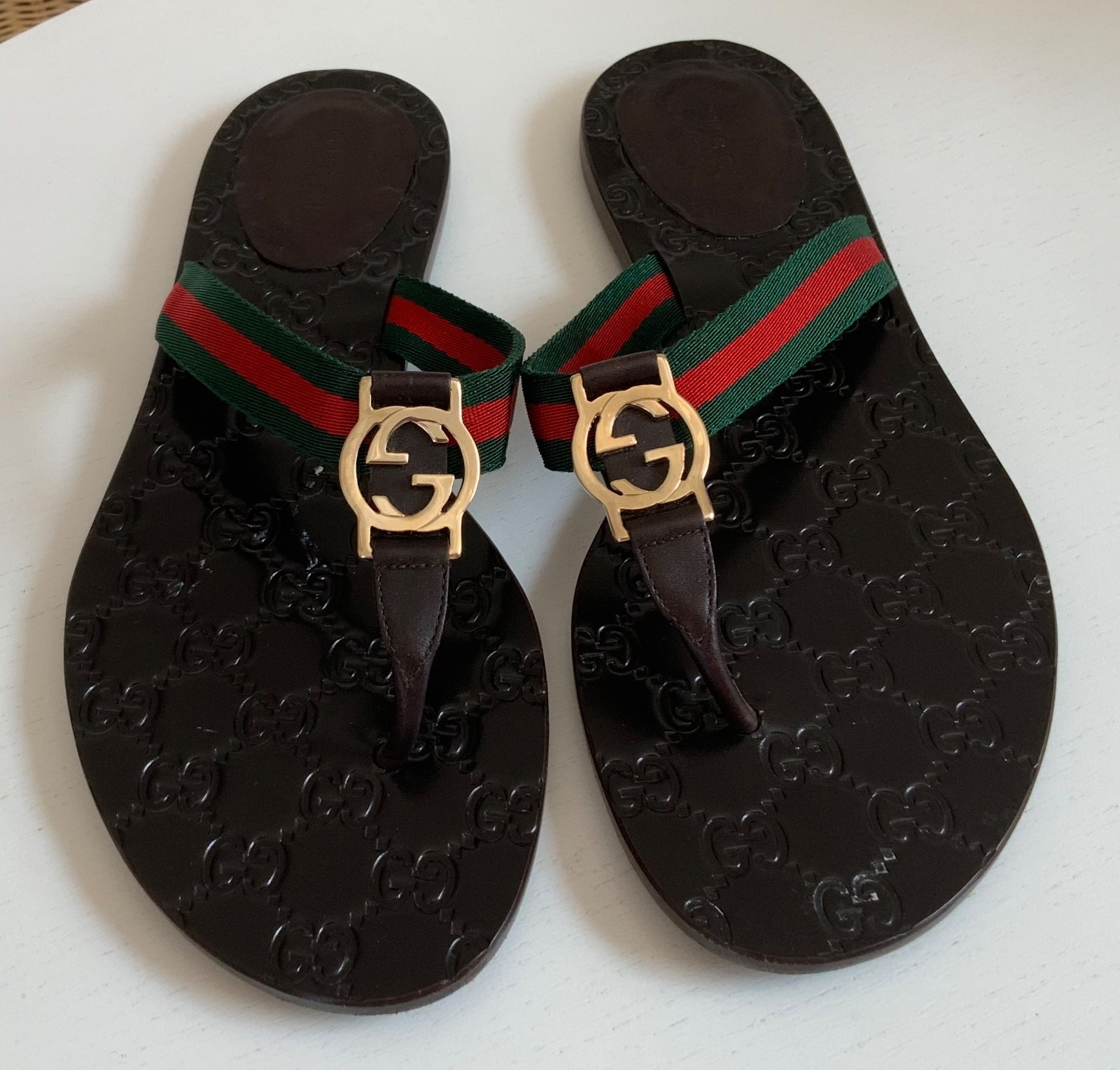 Original GUCCI Zehentrenner / Sandalen – grün/rot mit GG-Logo
