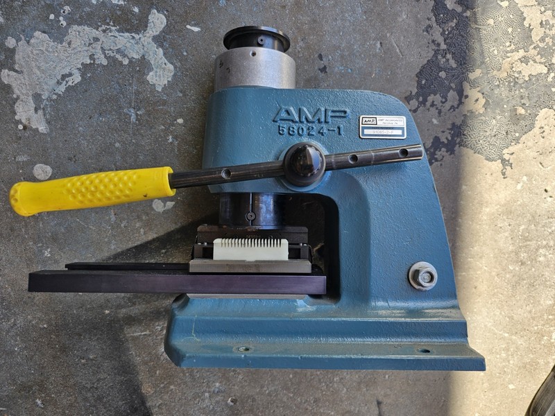AMP Hand Bench Crimper Tool 58024-1 91085-2-F Yellow Handle