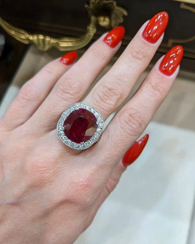 Alianza de oro blanco de 14 k de rubí rojo natural y diamantes talla cojín de 4,55 quilates Foto 2 de 3
