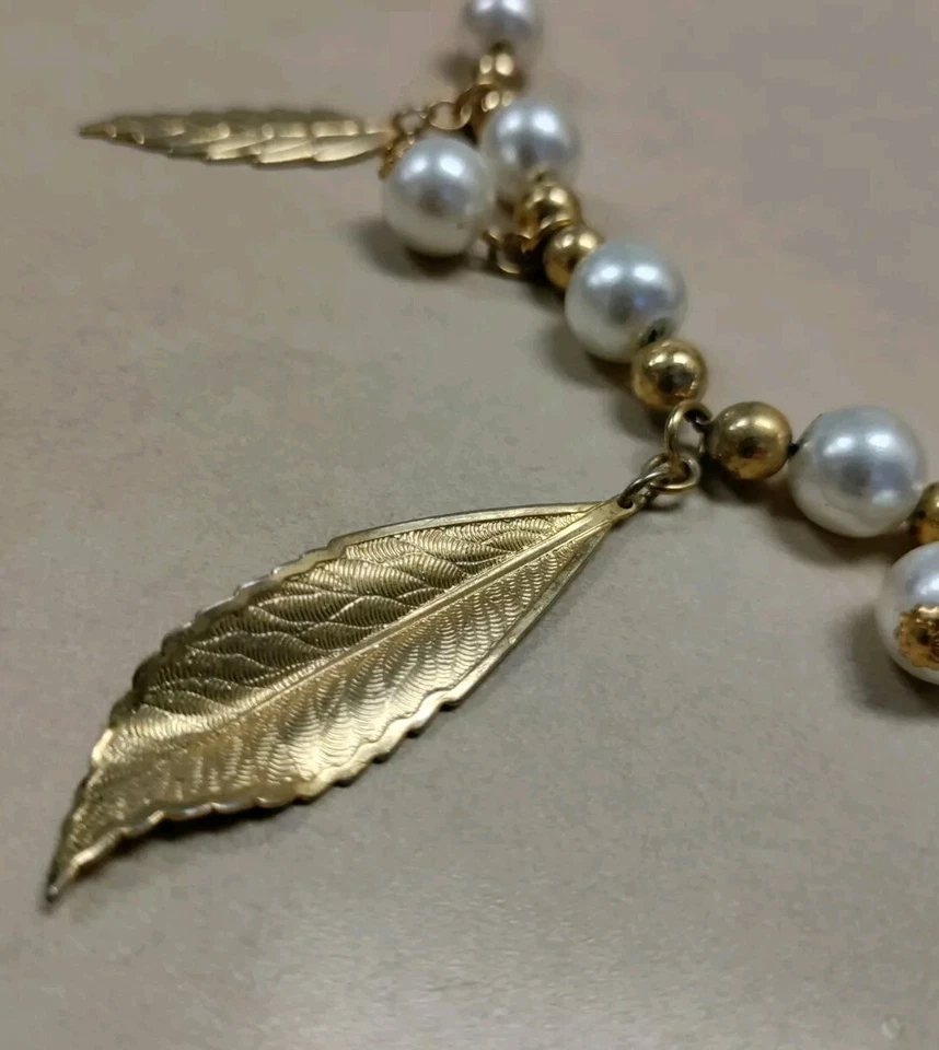 Disfraz Collar Pluma Dorada (A3) Juegos con disfraces Teatro Juego de rol Raro Thrifty Find Foto 2 de 4