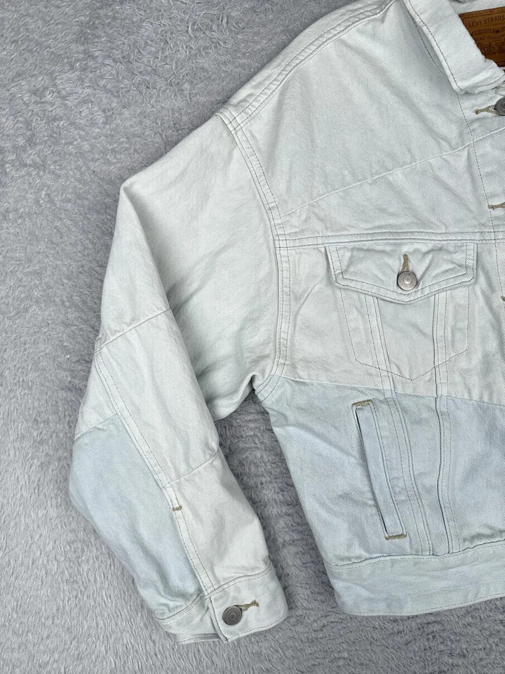 Chaqueta de mezclilla Levis Premium para mujer pequeña blanca azul retazos camionero recortada Foto 3 de 4