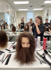 Testa allenamento barba e capelli lunghi uomo