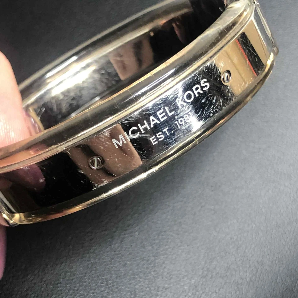 Brazalete Brazalete Michael Kors 8062 Tono Plateado Acrílico Bisagras 6.75" Foto 4 de 4