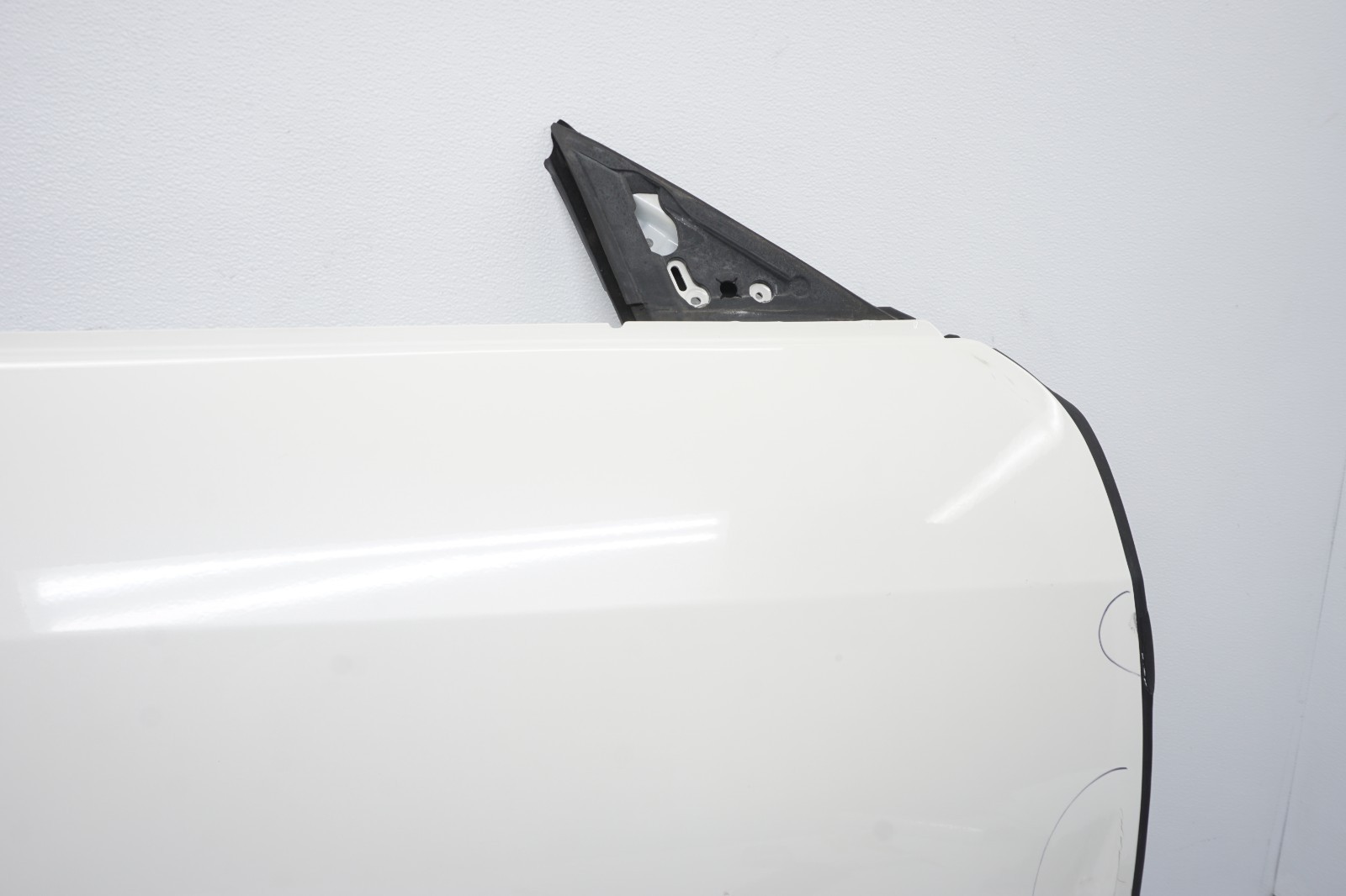2014-2019 MASERATI GHIBLI OEM RIGHT FRONT DOOR WHITE (DEFECT)