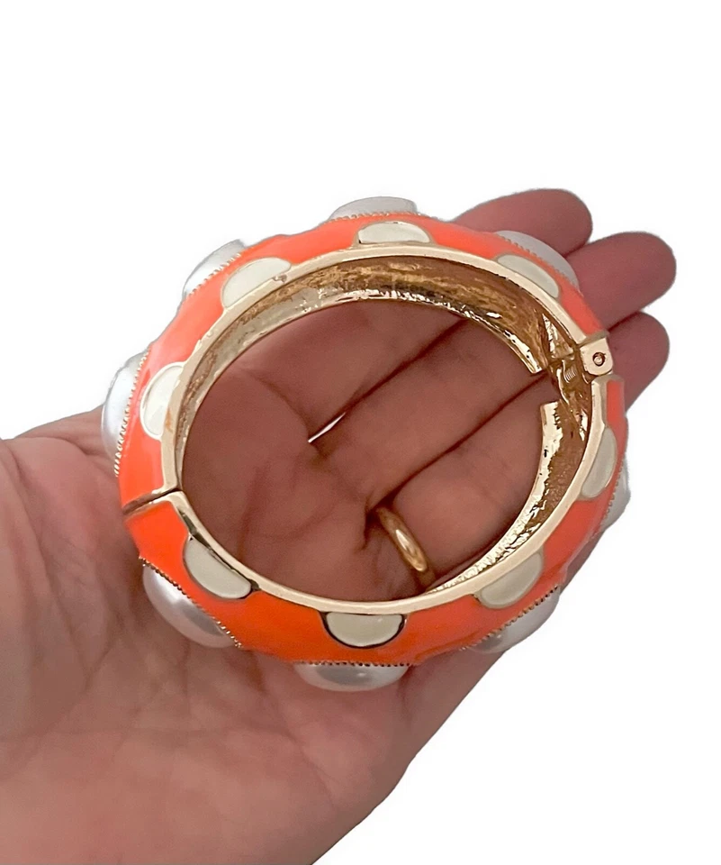 Pulsera gruesa de perlas sintéticas esmaltadas naranja y beige de 1,3/8" de ancho Foto 4 de 4