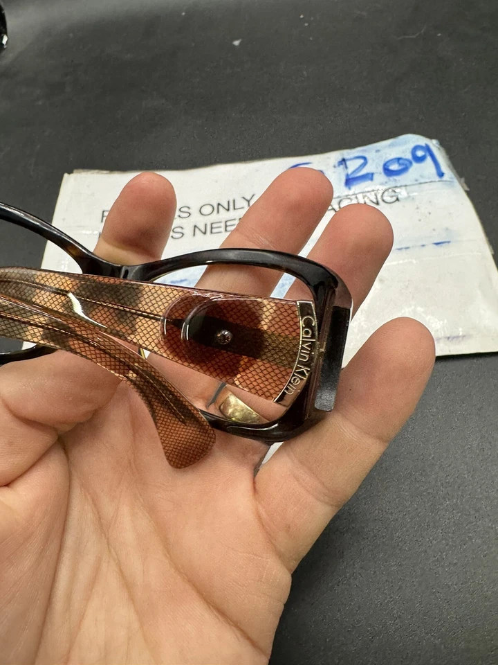 Очки солнцезащитные Calvin Klein CK 831S 067 подлинные коричневые - Изображение 4 из 4