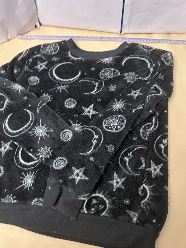 Unbranded Youth Girls Medium 7-9 black Fuzzy astronomy pullover sweatshirt