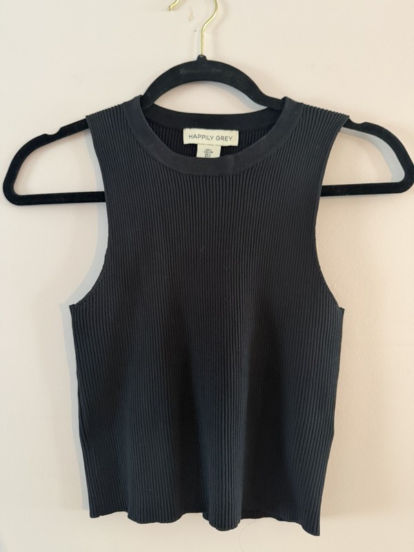 Juniors Woman’s Black Sleeveless Crop Top Size Large - Happily Grey