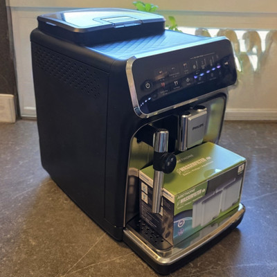 Philips Series 3300 Kaffeevollautomat Schwarz/Silber Milchaufschäumer AquaClean
