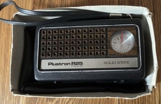 VINTAGE PLUSTRON R25 SOLID STATE TRANSISTOR RADIO