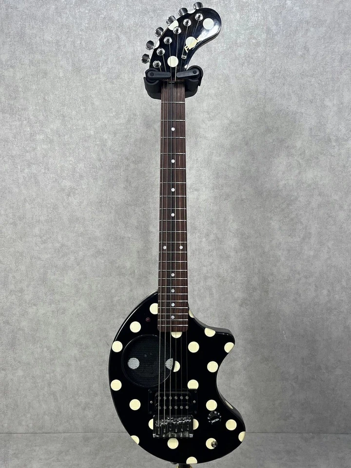 Guitarra elétrica FERNANDES ZO-3P DOT década de 1990 tipo preto com bolinhas brancas usada - Imagem 2 de 4