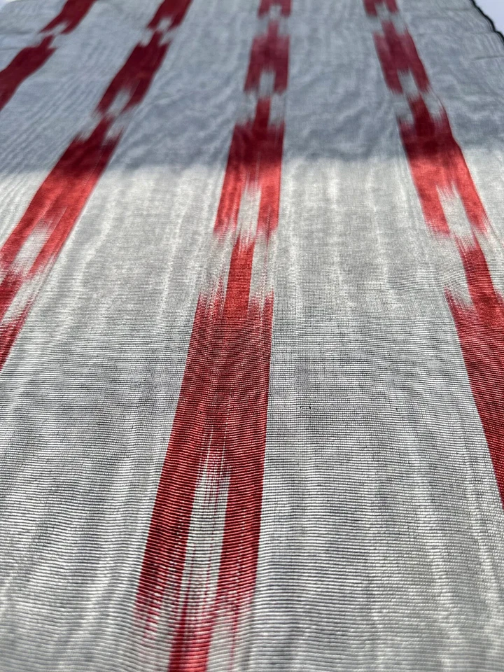 Lujosa tela moire de seda plateada con patrón Ikat rojo, por 2 metros. Foto 4 de 4