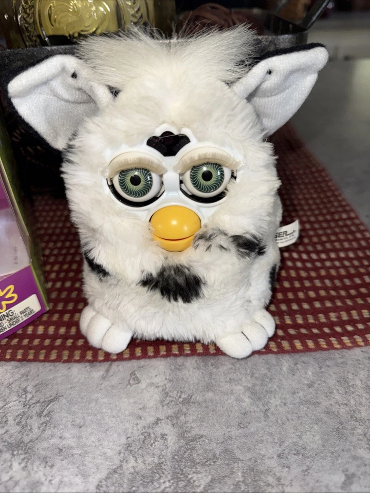 VINTAGE 1998 ELECTRONIC FURBY WHITE W/ BLACK SPOTS MODEL 70-800 W Original Box - Image 2 of 4