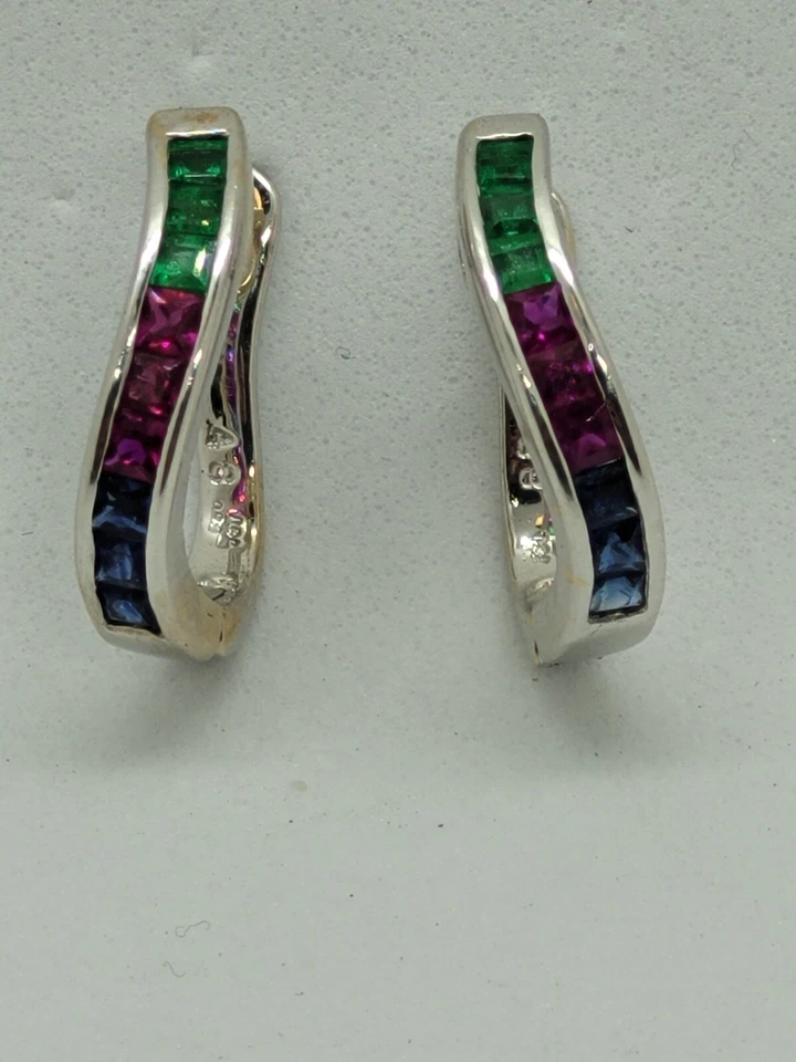 (NI-1604) Conjunto de anillo y aro de piedra tricolor de oro blanco de 18 quilates para dama Foto 2 de 4