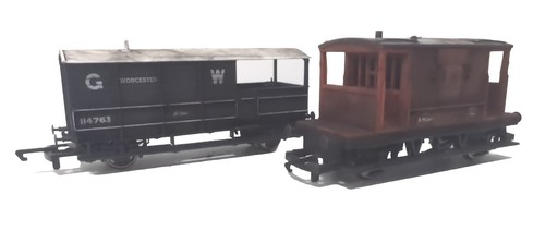 DOS HORNBY CARBÓN DESGASTADO OO MATERIAL RODANTE 114763 Y B952564 FRENO/PROTECTORES | Zustand: Used