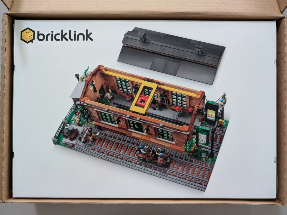 LEGO Old Train Engine Shed 910033 Bricklink 2024 Designer Program 