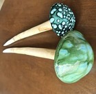 4 GARDEN DÉCOR PIECES, 2 HANDMADE CERAMIC MUSHROOMS & 2 RESIN GROUD PLAQUES — photo 6