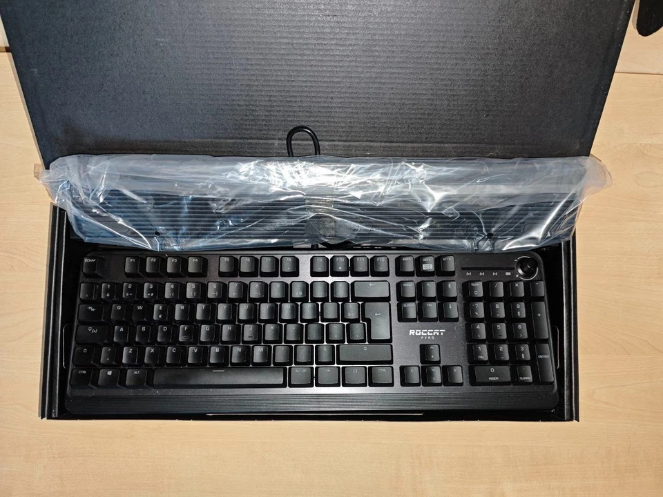 Roccat Pyro - Mechanical Gaming Keyboard with RGB Lightning French Layout AZERTY - Image 4 of 4