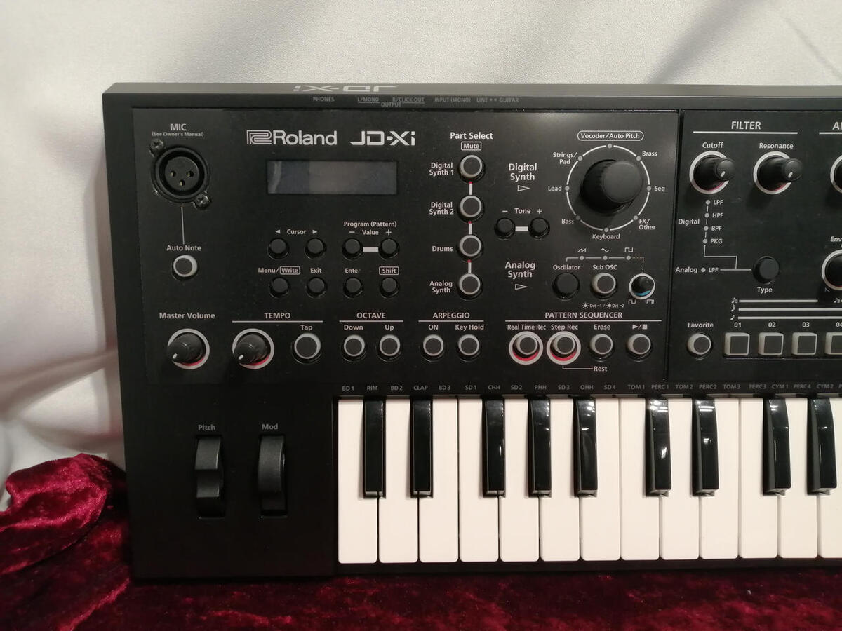 ROLAND JD-XI Synthesizer Analog Keyboard Black keyboard ROLAND JD-XI Synthesizer Analog Keyboard Black keyboard