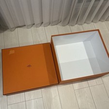 Hermes Birkin 40 scatola vuota, 47 x 42 x 22 cm, numero di serie 035, qualche danno.