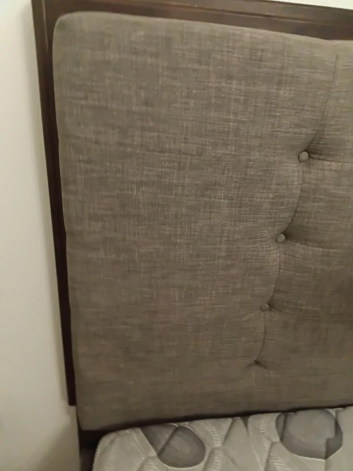 Cama king size Ashley Furniture.   Madera acolchada con estantes al pie  Foto 2 de 2