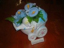 Fiori realizzati all' uncinetto. Idea regalo per nascita. Carrozzina ceramica 