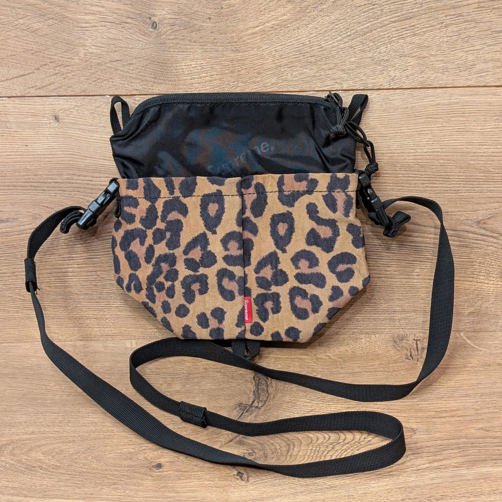 Sac pochette col imprimé léopard suprême