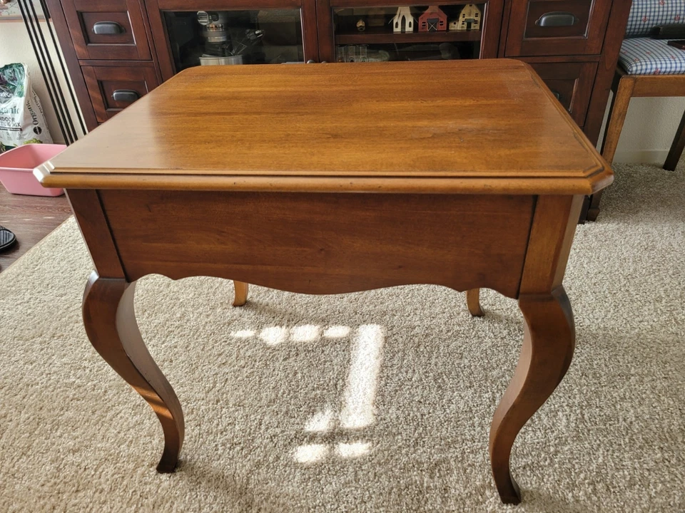 Mesa auxiliar/extremera francesa vintage Ethan Allen Country 26-8203 216 acabado burdeos Foto 3 de 4