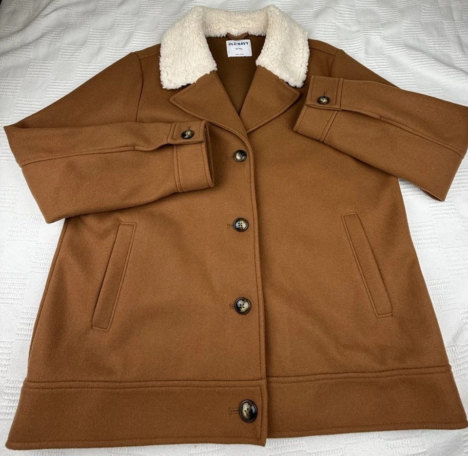 Casaco Old Navy XLT marrom camelo colarinho Sherpa bolsos de lã sintética botão para cima novo sem etiquetas - Imagem 2 de 4