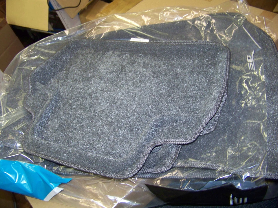 Alfombrillas Mercedes-Benz Clase E (W212) 2010-2013 SDN Gris R1 R2 L1MB05702201 Foto 4 de 4