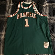 Milwaukee Bucks Oscar Robertson Mitchell & Ness Jersey. Made In USA. Sz.56(3XL)