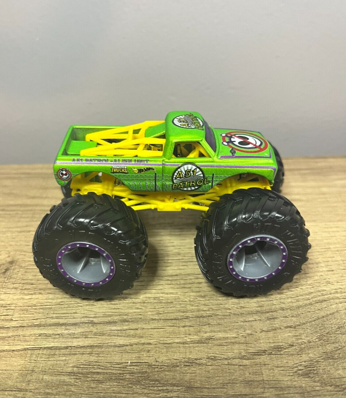 Carrinho de Brinquedo Hot Wheels  Lister - Carros Monster Truck - 1:64 -  A51 Patrol x Test Subject - Hot Wheels - Mattel - Hot Wheels