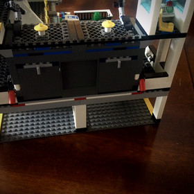 LEGO CITY: Police Headquarters (7744) W/INSTRUCTIONAL MANUAL 100% COMPLETE