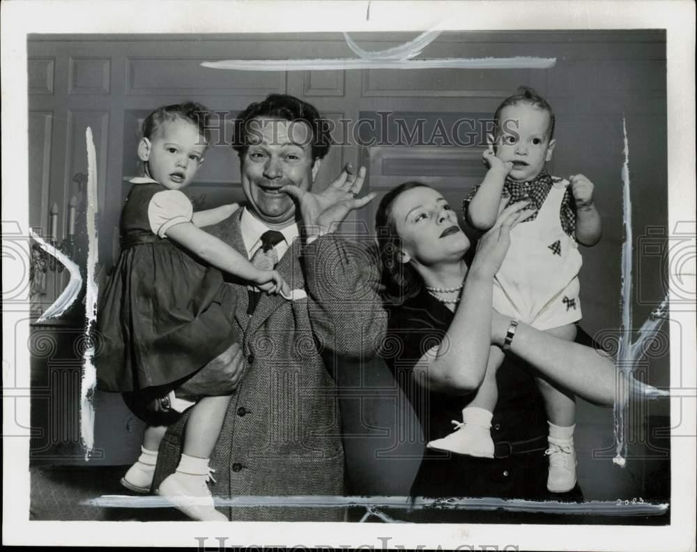 1950 Press Photo Comedian Red Skelton poses with his wife and children.