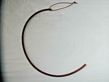 Okrągły skórzany bicz, tawse, pasek. Około 38cm / 15" plus pasek na nadgarstek.