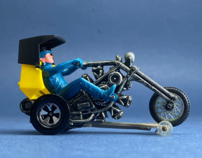 5949 HOT WHEELS RRRumblers Revolution Chopper 1:32 Blue TOP HAT Rider HK 1973