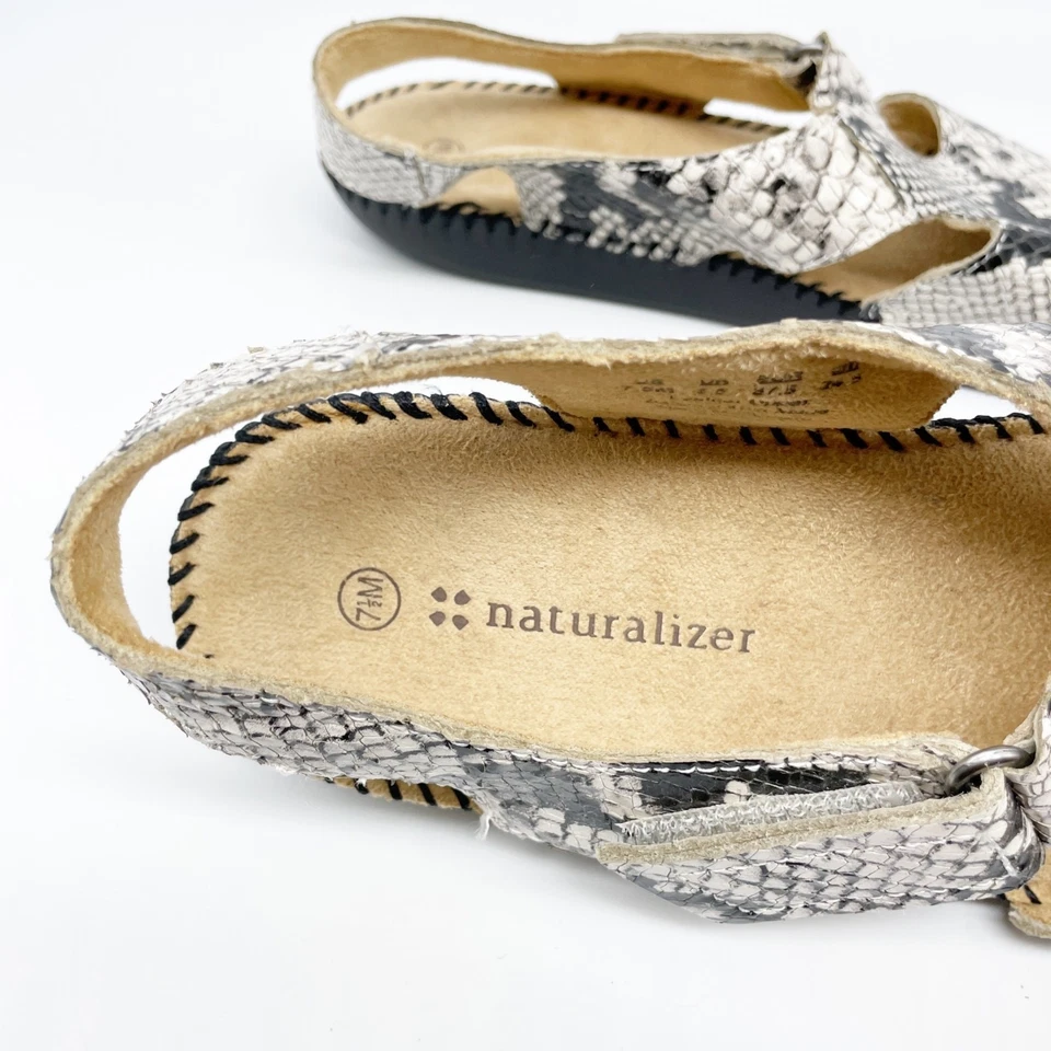 Sandalias planas Naturalizer Scout para mujer cuero alabastro gris negro talla 7,5 M Foto 2 de 4