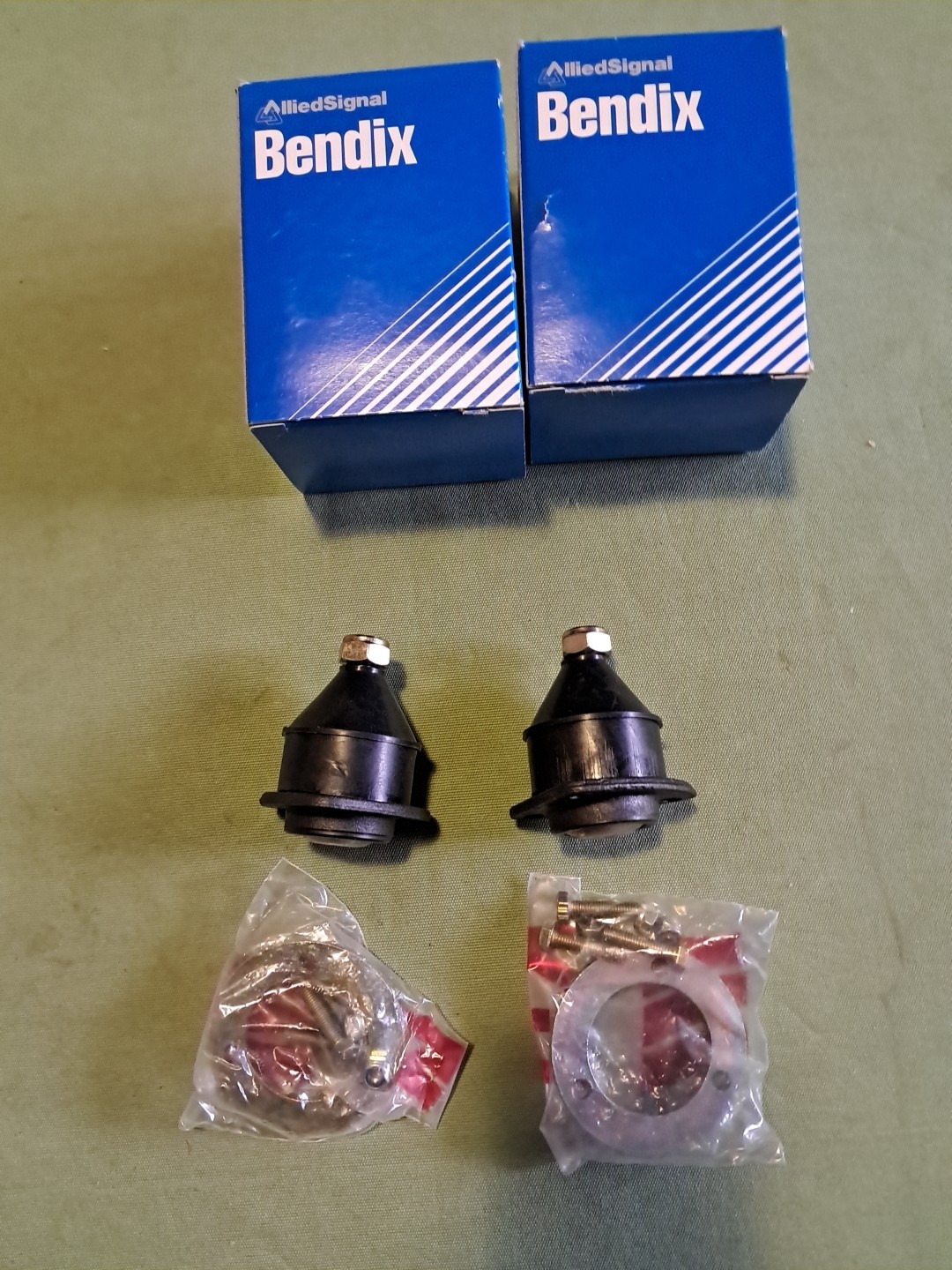 Éliminez le jeu du train avant de votre Renault 4L avec le kit 2 rotules supérieure BENDIX