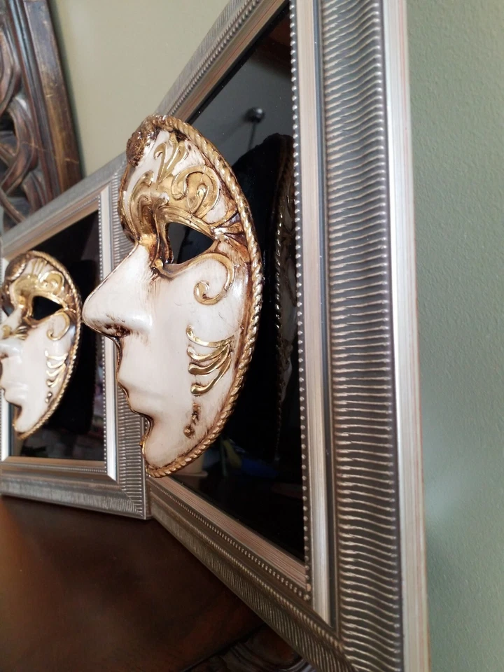 Inusual Par Flotante de Máscaras Venecianas Mascarada Decoración de Pared Rostros Dorado y Blanco Foto 3 de 4
