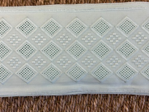 7.5 metres VINTAGE mint green geometric embroidered tape trim 95mm wide c.1970s - Picture 2 of 9
