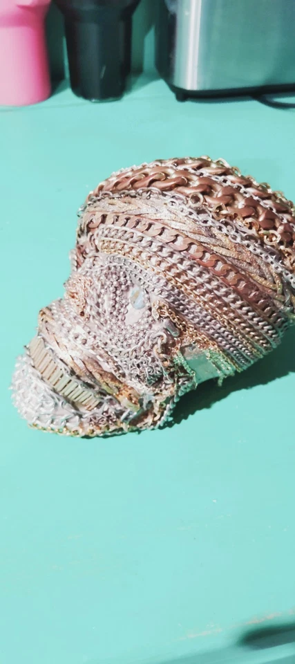 Calaveras cubiertas con un surtido de joyas de cadena Foto 3 de 4