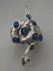 复古 20 世纪 60 年代签名 Trifari Silvertone 蛇胸针 带美丽的蓝色宝石 
