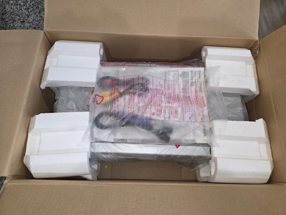 SYLVANIA DVC840G Reproductor de DVD VCR Combo 4 Cabezales HQ Grabadora VHS NUEVO Caja Abierta Plateado Foto 3 de 4