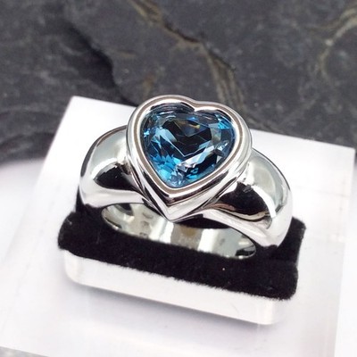 Piaget Ring 750/18k Weißgold Herz Stein Blau Topas Gr. 55 #3078