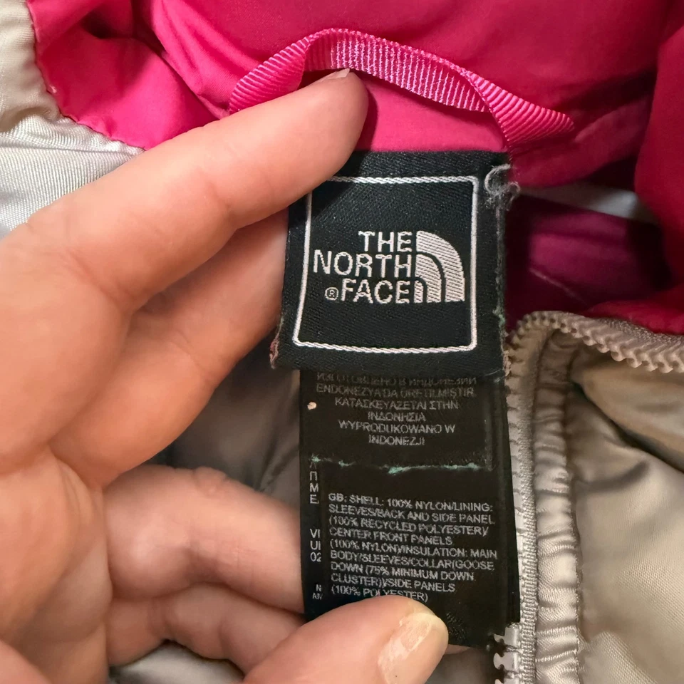 Chaqueta acolchada The North Face Girls XL 18 plateada con capucha forrada rosa 550 relleno Foto 4 de 4